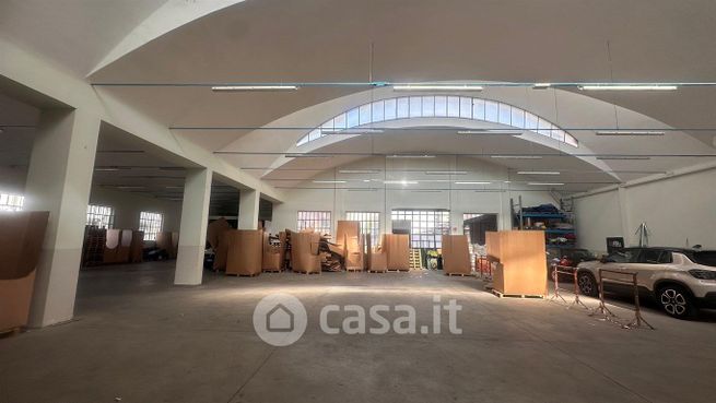 Capannone in commerciale in