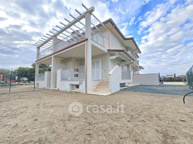 Casa bi/trifamiliare in residenziale in 