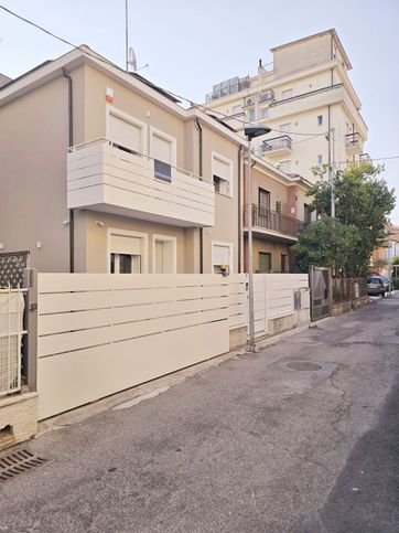 Casa indipendente in residenziale in Viale Homs 11