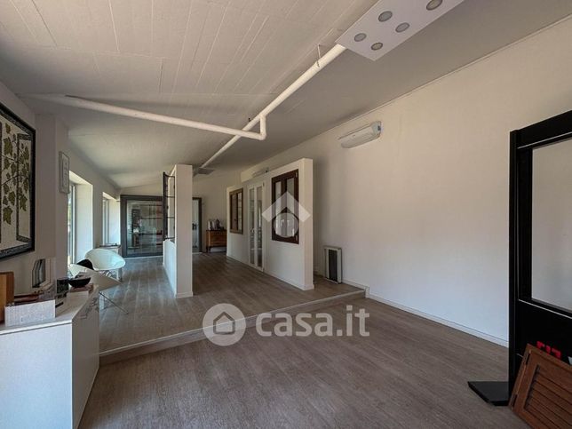 Ufficio in commerciale in Via Italia 154