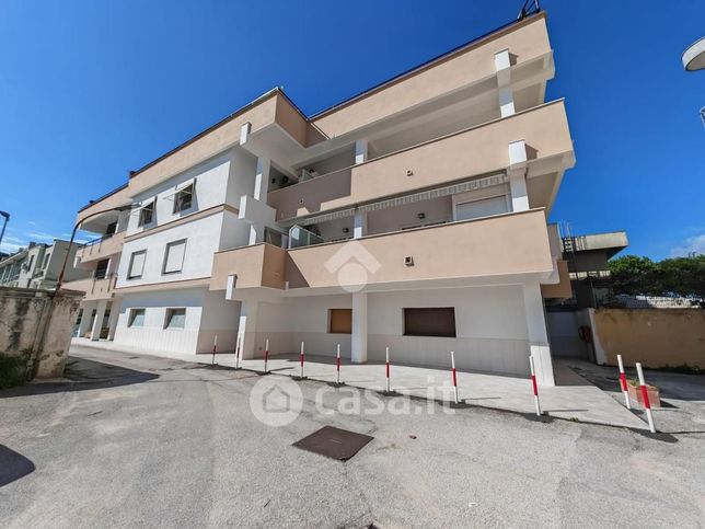 Appartamento in residenziale in Via Domitiana 90