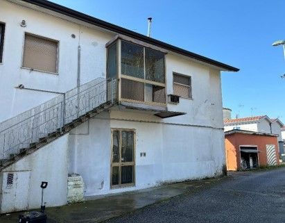Appartamento in residenziale in Via Claudia 3