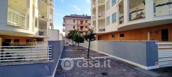 Box/posto auto in residenziale in Via Ischia 31