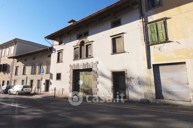 Casa bi/trifamiliare in residenziale in Via Umberto I 57