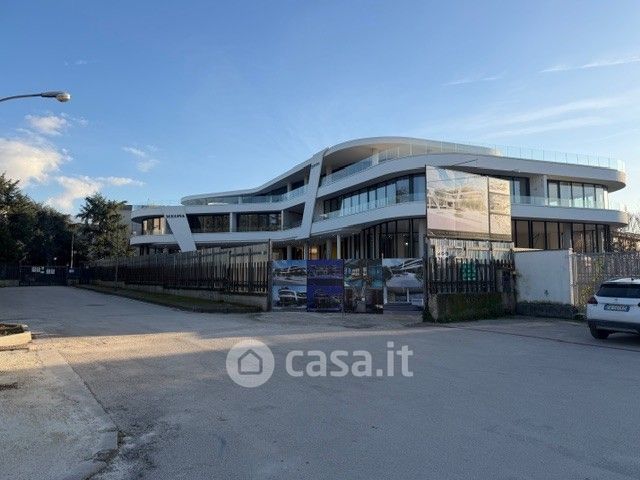Ufficio in commerciale in Via Filichito 127