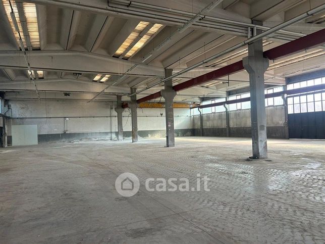 Capannone in commerciale in 