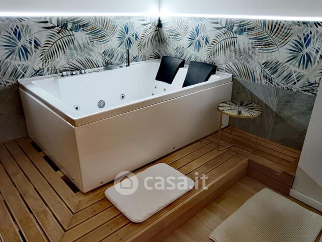 Attivitã /licenza (con o senza mura) in commerciale in Via Ruggero Mastrangelo 17