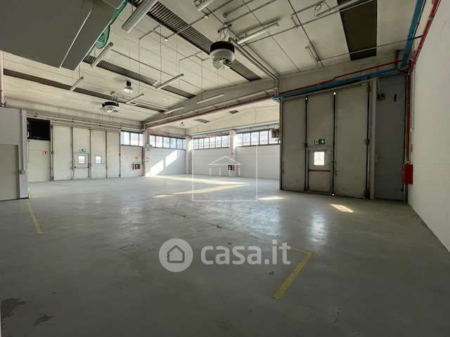 Capannone in commerciale in 