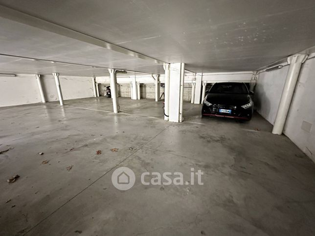 Garage/posto auto in residenziale in Via della Guardia