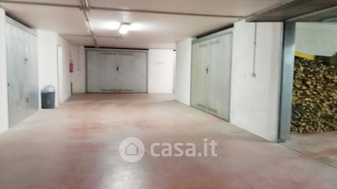 Box/posto auto in residenziale in Viale Tommaso Morroni 26