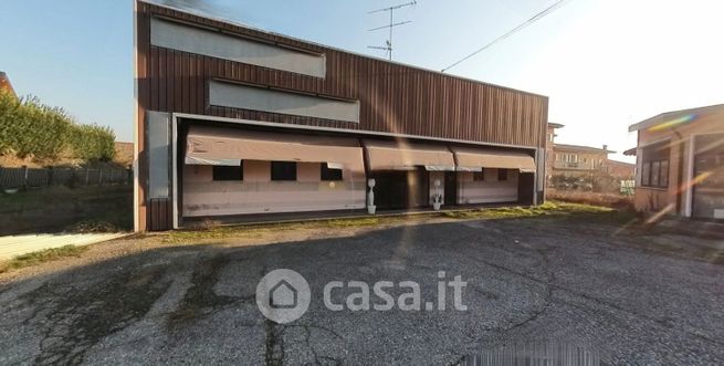 Capannone in commerciale in Via Italia Libera 27