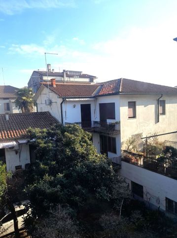 Appartamento in residenziale in Via Legione Antonini 38