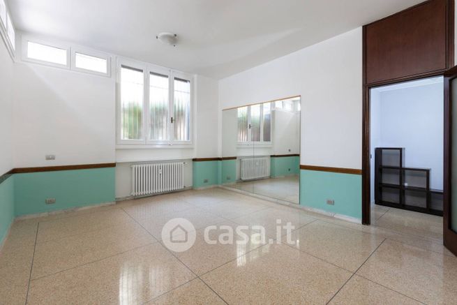 Ufficio in commerciale in Via Moisè Loria 76