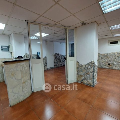 Negozio/locale commerciale in commerciale in Via Sant'Alfio