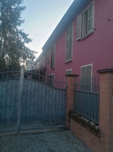 Casa bi/trifamiliare in residenziale in Via Ada Corbellini 8