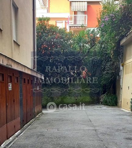 Box/posto auto in residenziale in Via Privata Paolo Canessa
