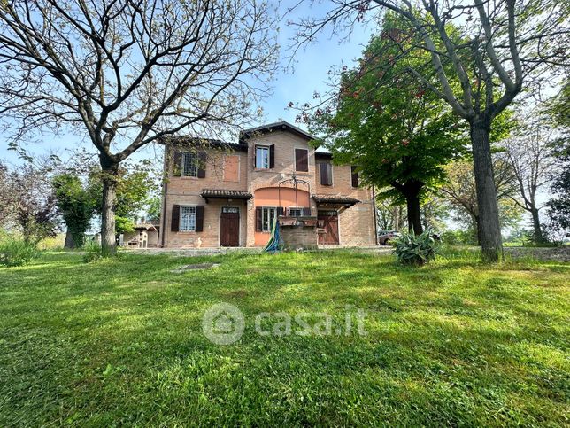 Casa bi/trifamiliare in residenziale in Via cave rangoni