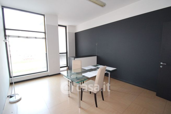 Ufficio in commerciale in Via Monte Cimone