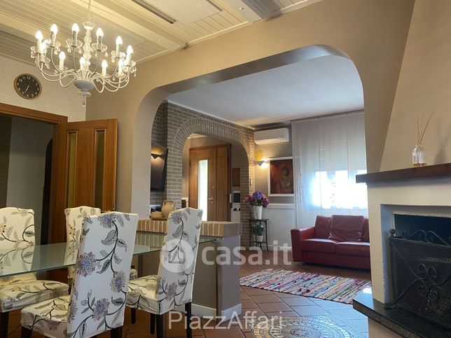 Casa bi/trifamiliare in residenziale in Via Zabarella
