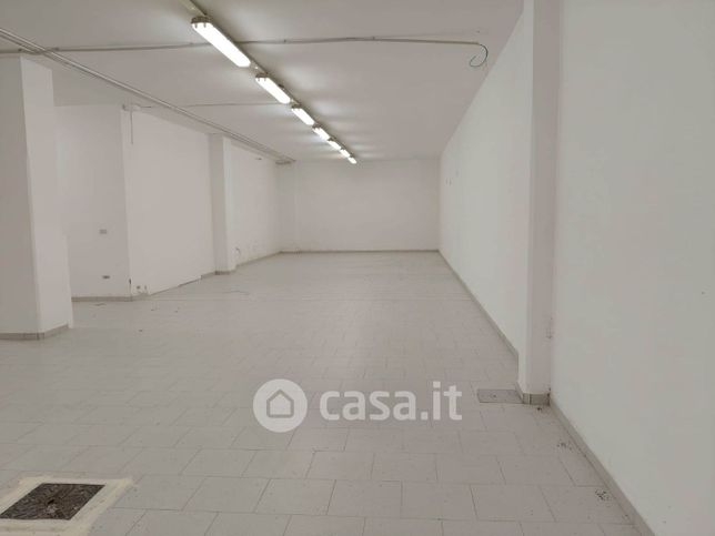 Capannone in commerciale in 