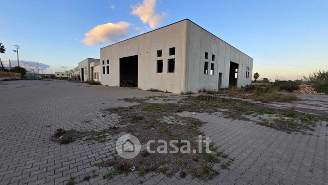 Capannone in commerciale in Contrada Targia 62 A
