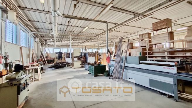 Capannone in commerciale in 