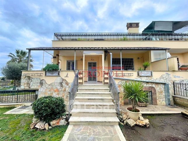 Casa bi/trifamiliare in residenziale in Via E. de Nicola