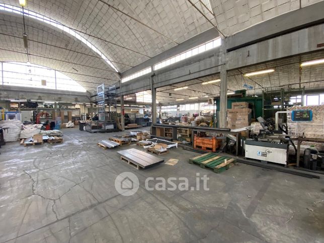 Capannone in commerciale in