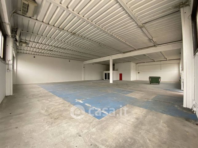 Capannone in commerciale in 
