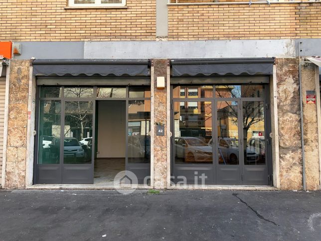 Negozio/locale commerciale in commerciale in Via dei Frassini 42