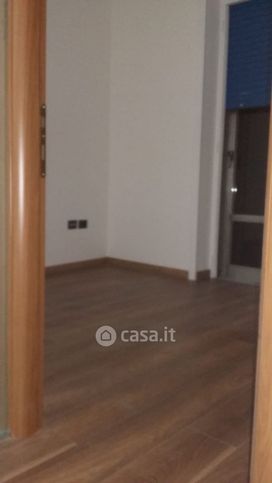 Ufficio in commerciale in Via Lucio Petrone