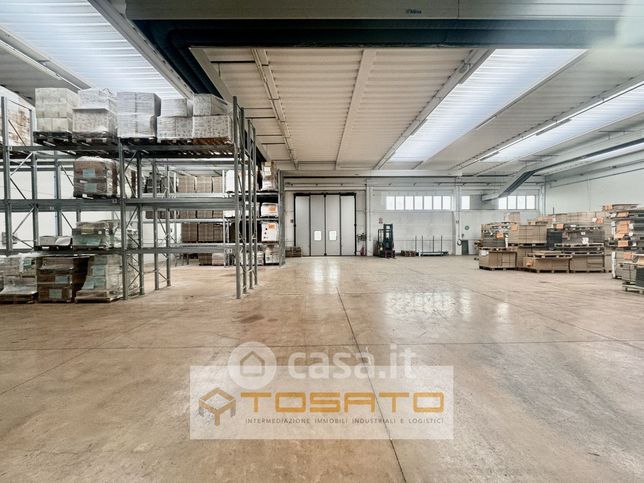 Capannone in commerciale in 