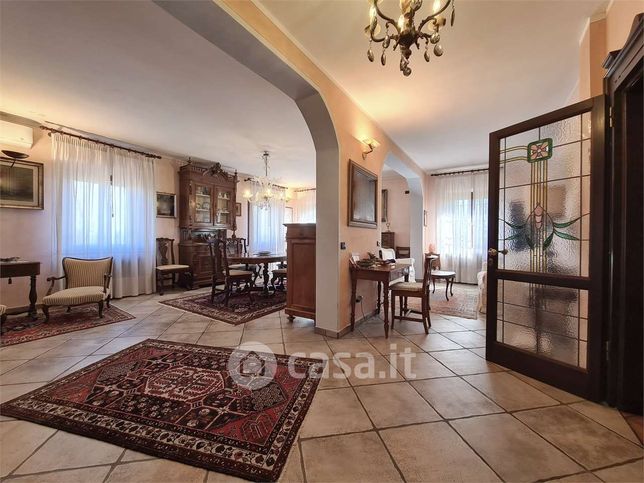 Casa bi/trifamiliare in residenziale in Strada Contrada