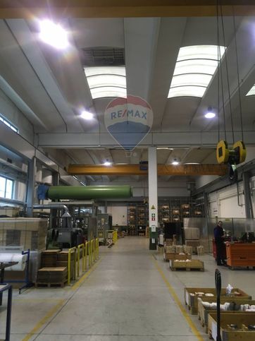 Capannone in commerciale in Via Cesare Cantù 20