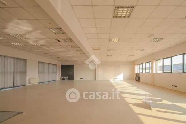Ufficio in commerciale in 