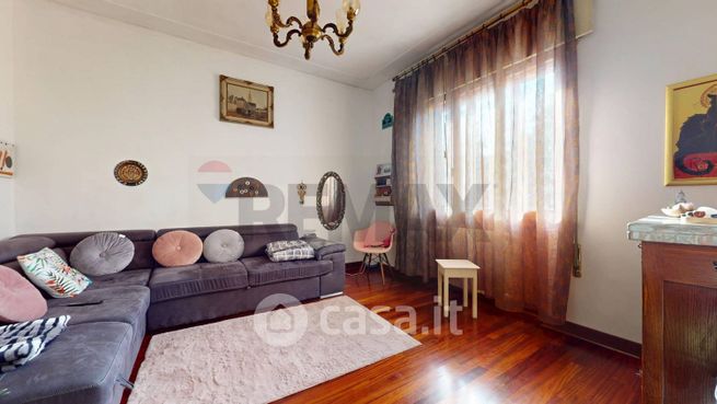 Casa bi/trifamiliare in residenziale in 