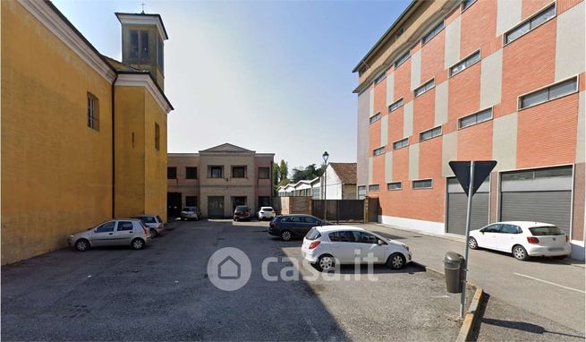 Ufficio in commerciale in Via Emilio Caldara 87