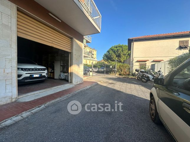 Garage/posto auto in residenziale in Via IV Novembre