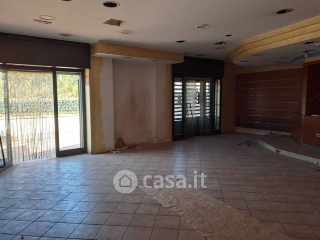 Attivitã /licenza (con o senza mura) in commerciale in Via Quarantola