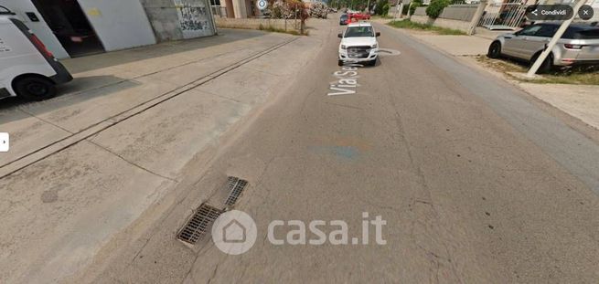 Capannone in commerciale in Via Seychelles 5