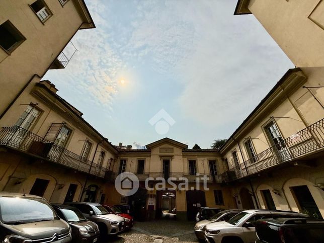 Ufficio in commerciale in Via Jean Baptiste de Tillier 3