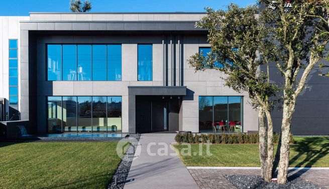 Capannone in commerciale in 