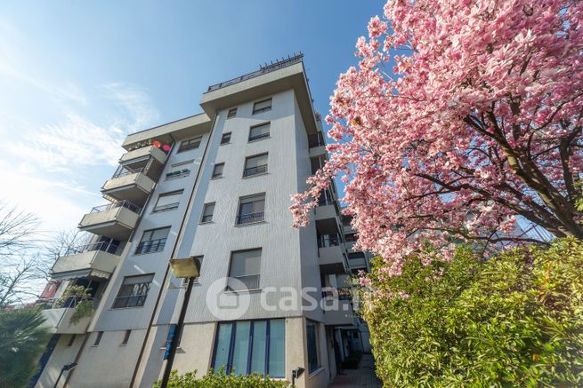 Garage/posto auto in residenziale in Viale Lomellina 13