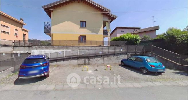 Box/posto auto in residenziale in Via E. de Amicis 23