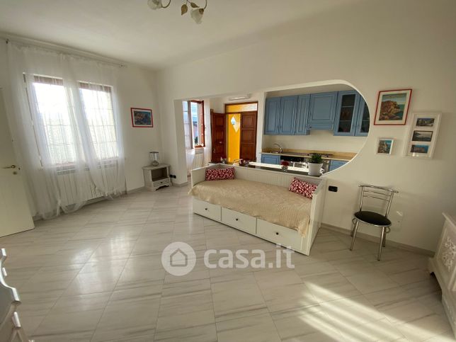 Casa bi/trifamiliare in residenziale in Via di Mezzo 30