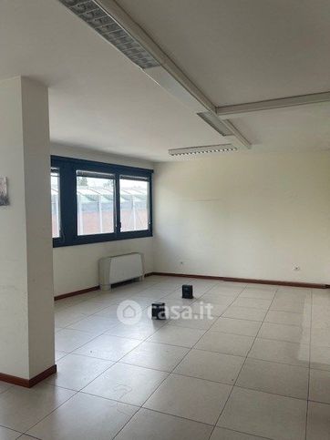 Ufficio in commerciale in Via Bazzanese