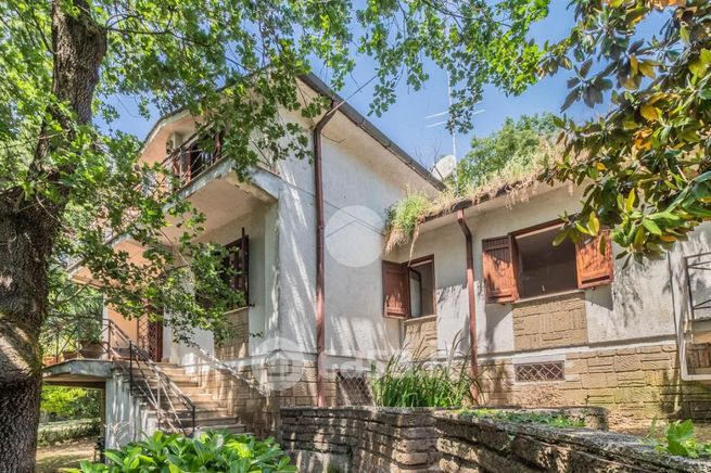 Villa in residenziale in Via delle Robinie 5