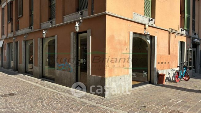 Negozio/locale commerciale in commerciale in Via Alessandro Manzoni