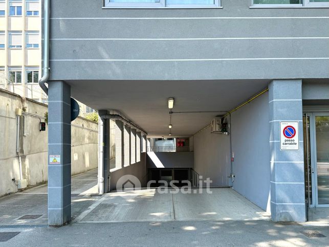 Box/posto auto in residenziale in Via delle Fiamme Gialle 8