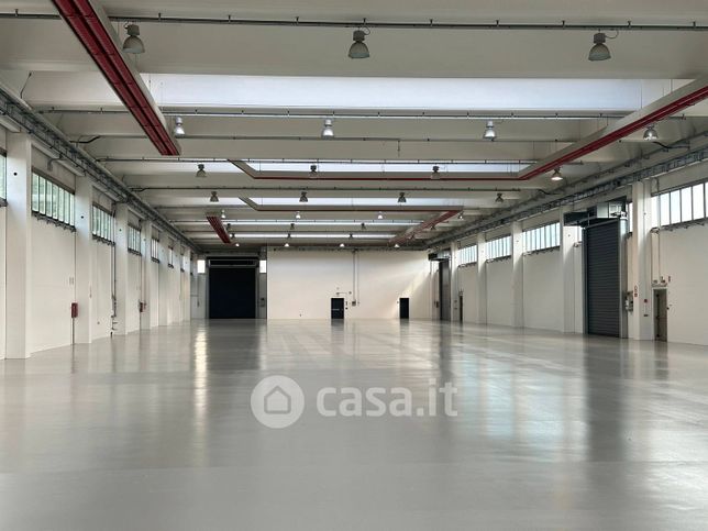Capannone in commerciale in Via dell'Artigianato 35